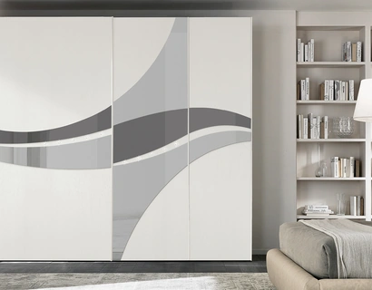 Armadio Mirea con ante scorrevoli in frassino e specchio di Adriatica