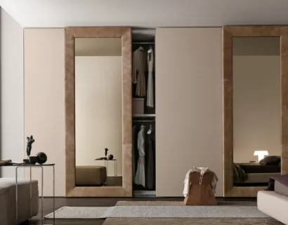 Armadio con ante scorrevoli Mirror in laccato opaco e a specchio con cornice in pelle di Presotto