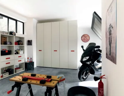 Armadio con ante battenti in laminato quarzo, ideale per organizzare qualsiasi ambiente NC308 di Moretti Compact