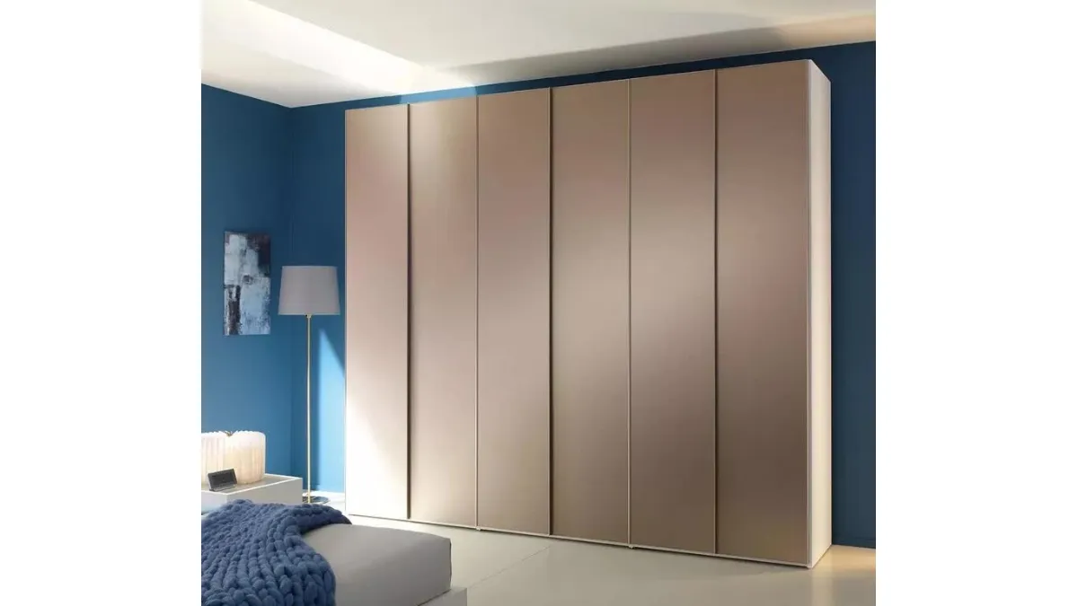 Armadio a sei ante battenti in finitura specchio bronzo opaco NC302 di Moretti Compact