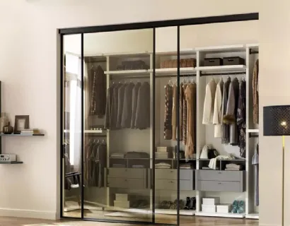 Cabina Armadio con ante scorrevoli in vetro stratificato a garanzia della massima sicurezza NC401 di Moretti Compact