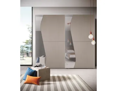 Armadio Oceano materia Rovere Visone con specchio argento e profili titanio di Corso 11