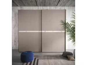 Armadio Orizzonte finitura Rovere Visone con decor bianco e profili titanio di Corso 11