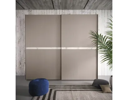 Armadio Orizzonte finitura Rovere Visone con decor bianco e profili titanio di Corso 11