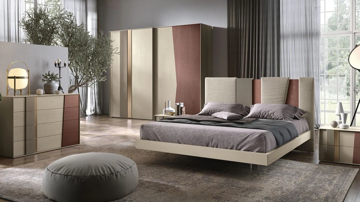 Armadio con ante scorrevoli in frassino tinto con colori differenti e inserti in legno cannettato e in laccato Rame Ring di Adriatica