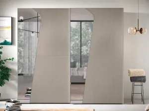Armadio Sipario materia Rovere Visone con specchio argento e profili in titanio di Corso 11