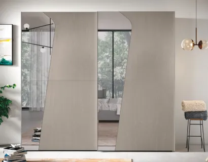 Armadio Sipario materia Rovere Visone con specchio argento e profili in titanio di Corso 11