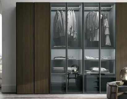 Armadio Metropolis in materico rovere termocotto con ante in materico rovere termocotto e vetro fumé 363 di Tomasella