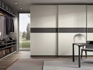 Armadio con anta scorrevole Flexa in laccato opaco Sahara con fascia in Rovere grigio di Veneran