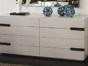 Comò Ciro in legno laccato con inserti in ecopelle di Cattelan Italia