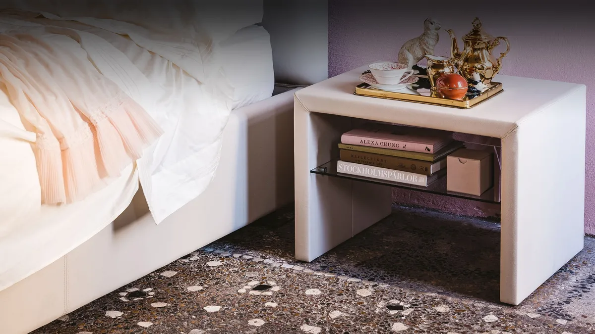 Comodino in legno rivestito in ecopelle Dorian di Cattelan Italia