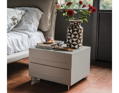 Comodino in legno con cassetti rivestiti in ecopelle Dyno di Cattelan Italia
