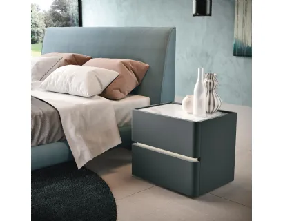 Comodino Podio laccato opaco Grigio Traffico con top decor bianco calacatta di Corso 11