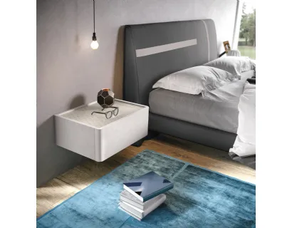 Comodino Podio Sospeso Smart D materico cemento grigio e top vetro decoro astro laccato di Corso 11