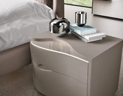 Comodino Volo con Top Vetro laccato e con Kit Led Top optional di Corso 11