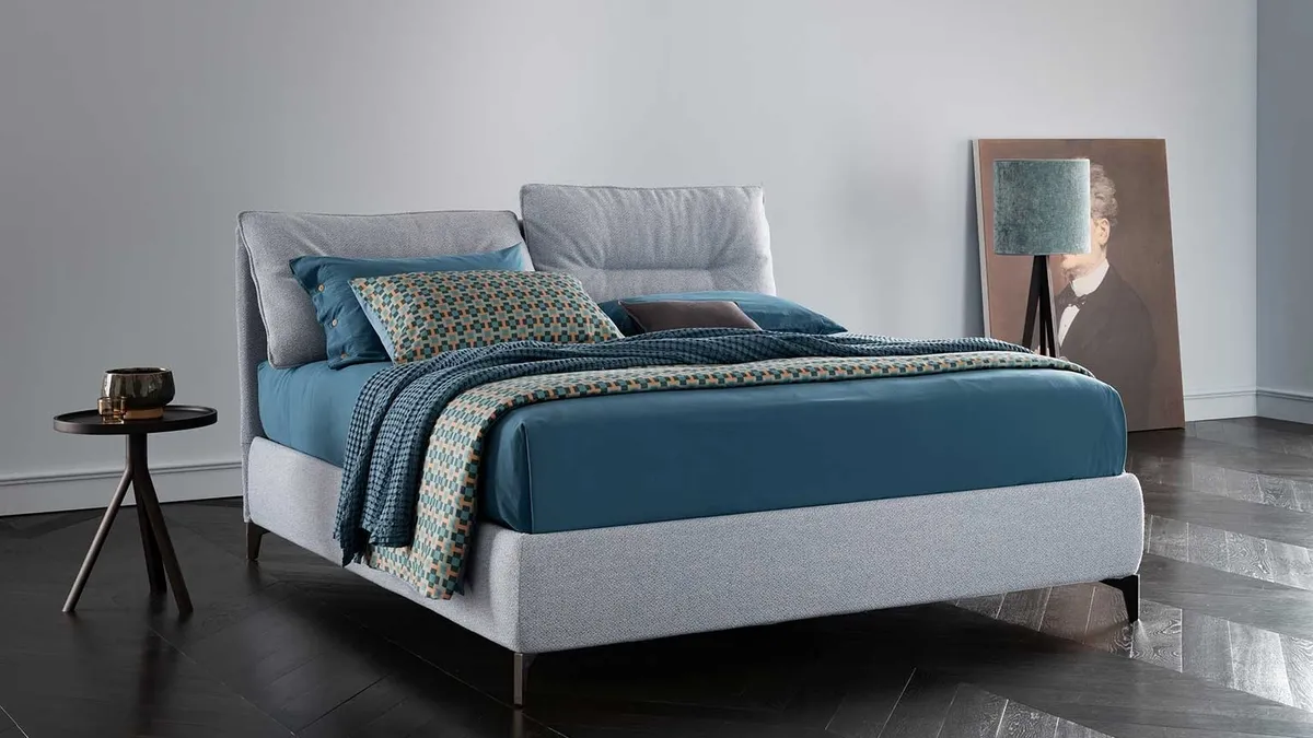 Letto in tessuto con testiera imbottita Soul Mikonos di Altrenotti
