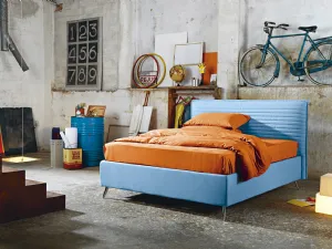 Letto moderno imbottito con testiera trapuntata a stisce orizzontali Bob Stripes di Noctis