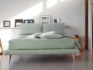 Letto in tessuto con testiera imbottita e piedini in legno Fly di Bontempi Letti Design