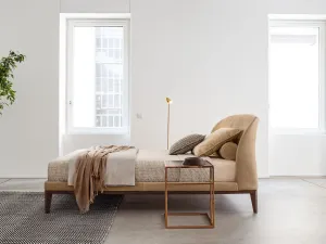 Letto matrimoniale con testiera in tessuto e struttura in legno Carnaby Wood di Twils
