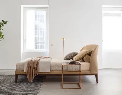 Letto matrimoniale con testiera in tessuto e struttura in legno Carnaby Wood di Twils