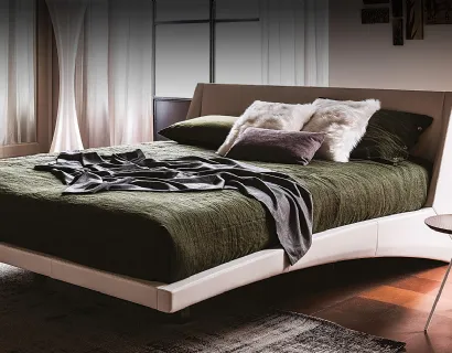 Letto di design in pelle chiara con testiera Dylan di Cattelan Italia