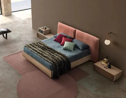 Letto con testiera in tessuto imbottito e box contenitore in Rovere massello Chloè Bold di Devina Nais