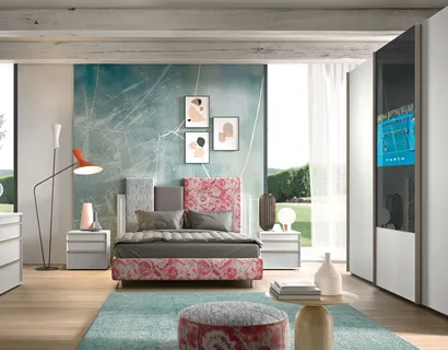 Letto con testiera asimmetrica composta da pannelli rivestiti in tessuto con fantasie differenti Composizione 10 di Corso 11