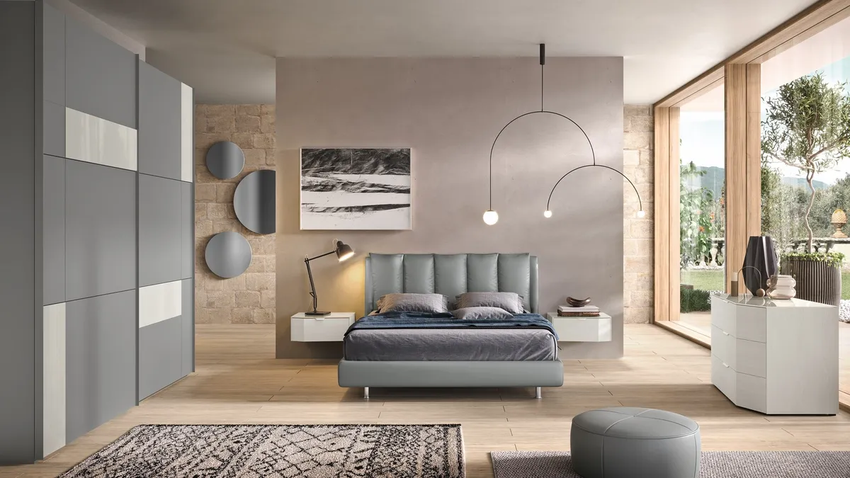 Letto Composizione 41 in pelle con testiera imbottita e trapuntata di Corso 11