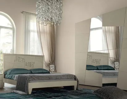 Letto matrimoniale in legno con testiera decorata con motivo a foglia Decor Modo 10