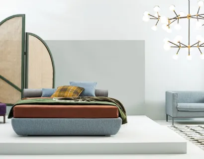 Letto in tessuto con testiera a rullo Ekeko di Twils