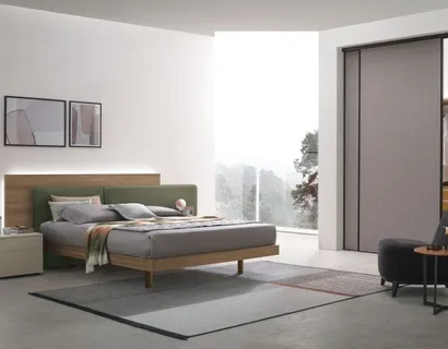 Letto Halifax in materico noce ambra con testiera imbottita di Tomasella
