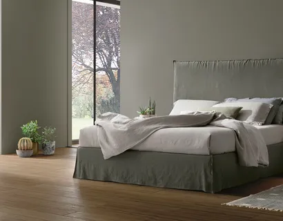 Letto con testiera in tessuto imbottito Hera di Tomasella