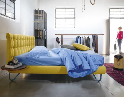 Letto imbottito con testiera capitonné Hug 05 High di Noctis