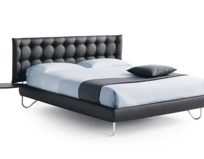 Letto in pelle imbottito con testiera in lavorazione capitonné Hug 05 Low di Noctis