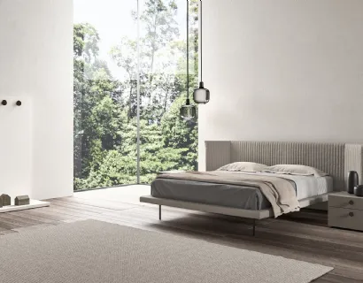 Letto in tessuto con testiera leggermente ripiegata in tessuto trapuntato verticalmente Izy di Presotto