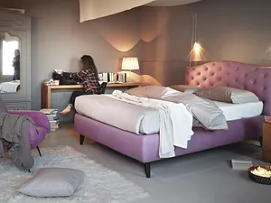 Letto in ecopelle con testiera imbottita Lyle Capitonné di Noctis