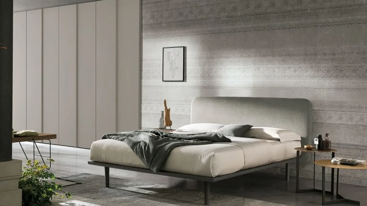 Letto in legno con testiera in tessuto Milly di Tomasella