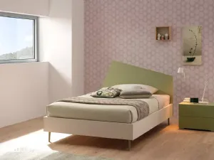 Letto a una piazza e mezza in melaminico Quarzo con testiera in laccato Flora SC122 di Moretti Compact