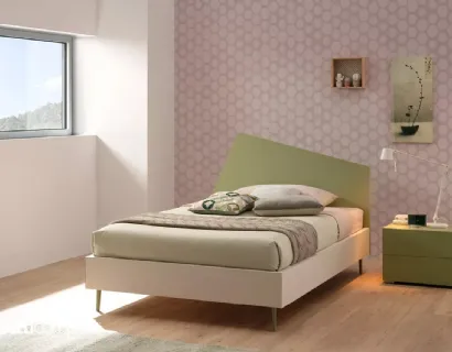 Letto a una piazza e mezza in melaminico Quarzo con testiera in laccato Flora SC122 di Moretti Compact