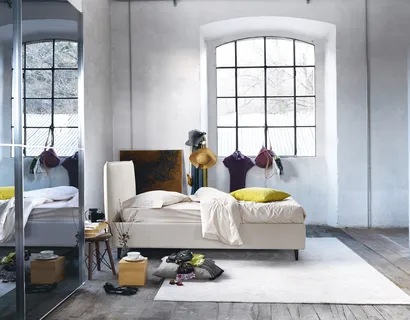 Letto dal design minimale in tessuto con testiera Bob di Noctis