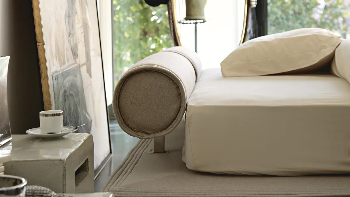 Letto in tessuto con testiera a rullo Flamingo di Noctis