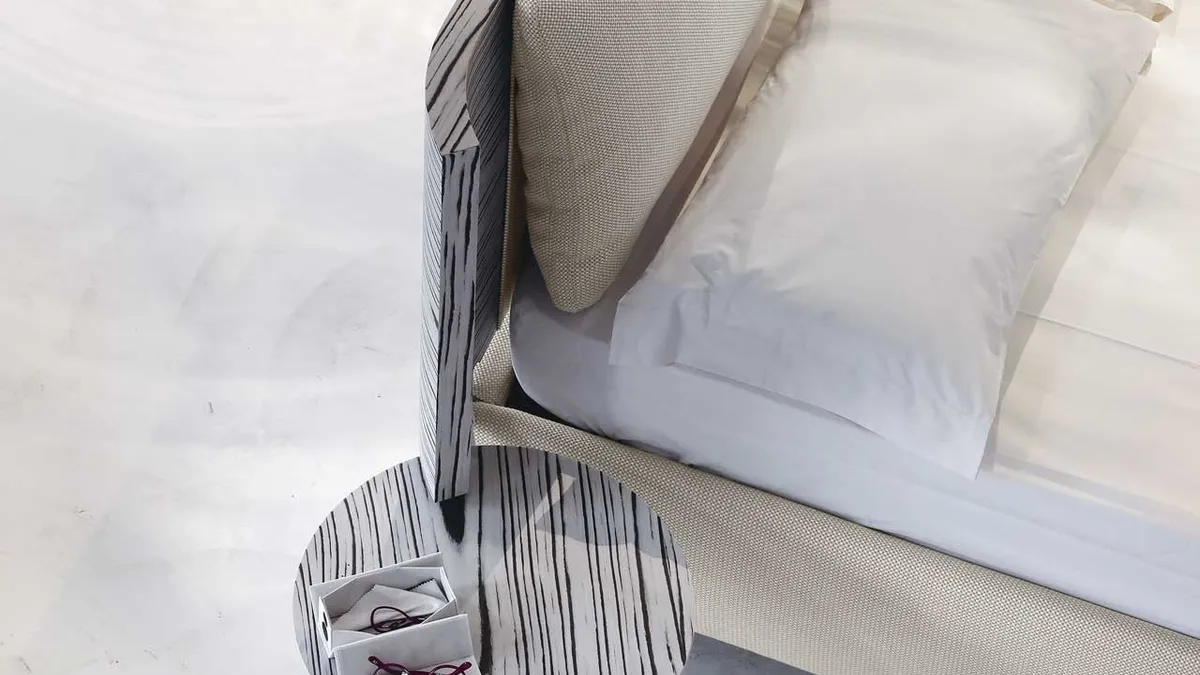 Letto con testiera in legno leggermente curvata e rivestita da un pannello imbottito Hug 01 Pillows di Noctis