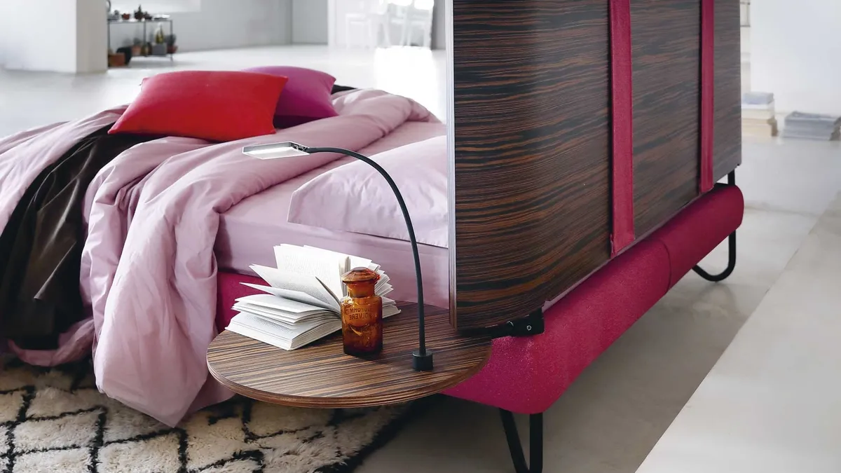 Letto matrimoniale con testiera in legno leggermente curvata Hug 01 Round di Noctis
