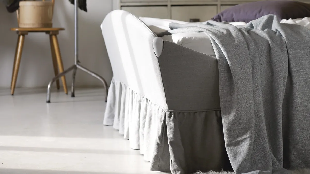 Letto matrimoniale in tessuto con testiera Lullaby Chic di Noctis