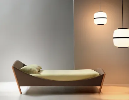 Letto con testiera in tessuto con piedini inclinati in legno Lullaby Modern di Noctis
