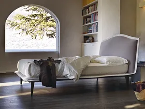 Letto con testiera sagomata in tessuto con bordo a contrasto Lyle Voulant di Noctis