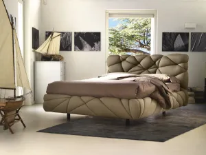 Letto di design imbottito e soffice come una nuvola Marvin di Noctis