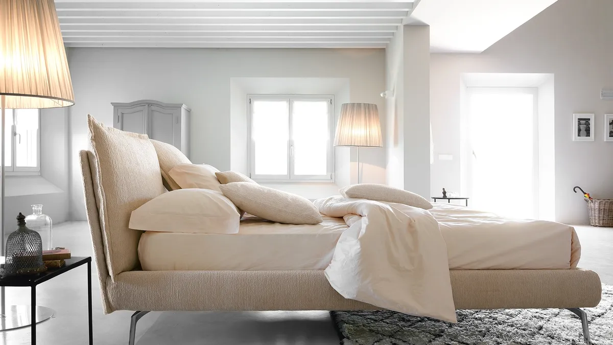 Letto moderno con testiera in tessuto So Pop di Noctis