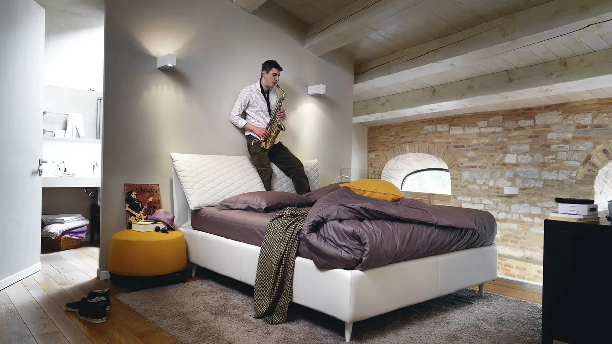 Letto matrimoniale in pelle con testiera regolabile So Regular di Noctis