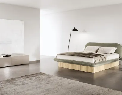Letto con contenitore rivestito in legno plissettato, caratterizzato da una imbottitura soffice dai bordi stondati Plica di Presotto